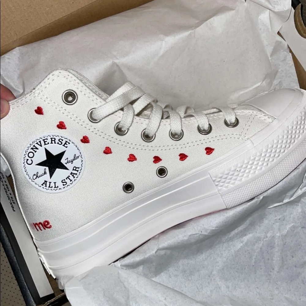 BRAND NEW WITH TAGS/box 2022 valentines collection womens converse size 6.5